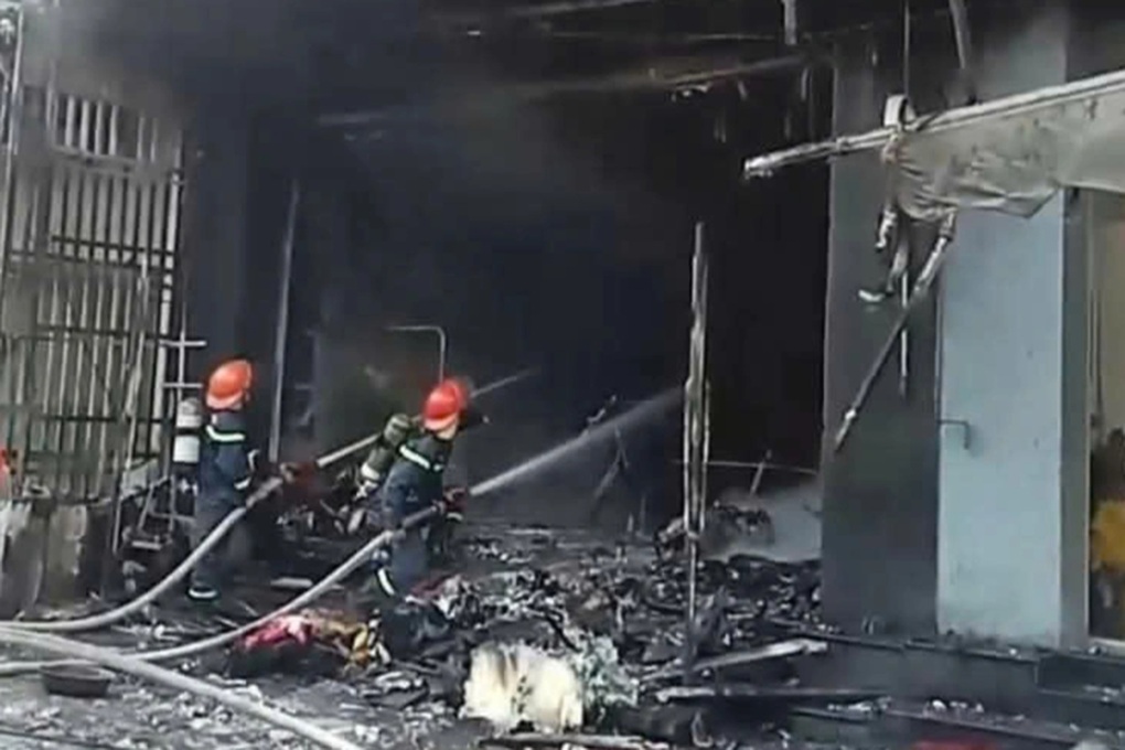 Cửa hàng bốc cháy ngùn ngụt, 4 người đang ngủ thoát chết nhờ tiếng hô hoán - 2 Cửa hàng bốc cháy ngùn ngụt, 4 người đang ngủ thoát chết nhờ tiếng hô hoán - 2