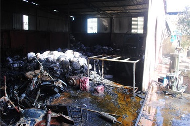 Xưởng giấy bị thiêu rụi lúc nửa đêm