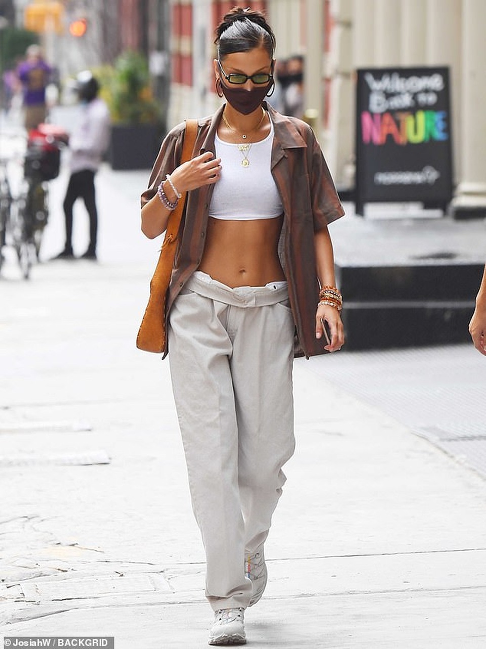 Mê mẩn eo thon nhỏ xíu của Bella Hadid - 1 Mê mẩn eo thon nhỏ xíu của Bella Hadid - 1