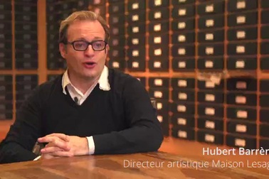 Hình ảnh cô gái gốc Việt Vy Nguyễn xuất hiện ở giây thứ 16.