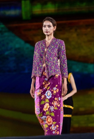 Phu nhân Đại sứ Mỹ, Nhật Bản và nhiều quốc gia trình diễn áo dài Việt Nam - 17