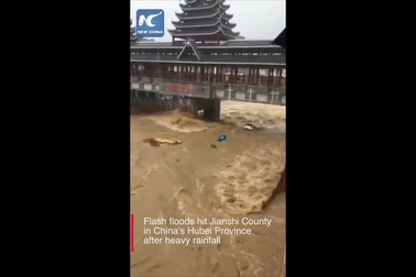 Mưa lớn tàn phá một huyện ở tỉnh Hồ Bắc, Trung Quốc