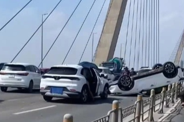 Bốn ô tô tông liên hoàn trên cầu Nhật Tân