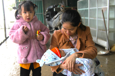 Người Việt ở Lào rồng rắn về quê ăn Tết