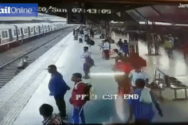 Thanh niên suýt mất mạng khi băng qua ngay trước mũi đoàn tàu đang chạy