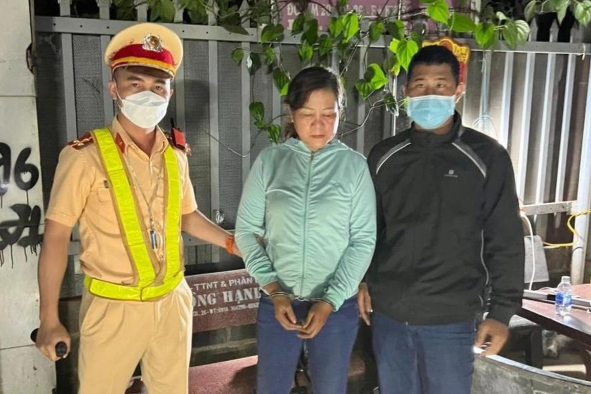 Nữ quái trốn truy nã bị CSGT tóm gọn - 1