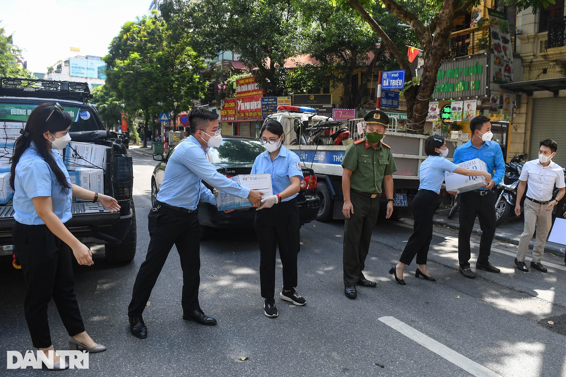 Chiến sĩ công an chống dịch bất ngờ nhận quà đặc biệt từ thanh niên Thủ đô - 10 Chiến sĩ công an chống dịch bất ngờ nhận quà đặc biệt từ thanh niên Thủ đô - 10