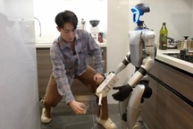 Thanh niên chi 1.400 USD thuê robot hình người làm việc nhà và "hẹn hò"