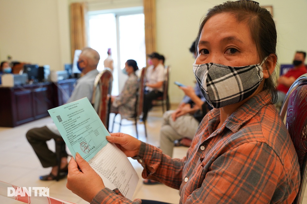 Người dân xếp hàng dài cả trăm mét chờ test nhanh và tiêm vắc xin ở Hà Nội - 13 Người dân xếp hàng dài cả trăm mét chờ test nhanh và tiêm vắc xin ở Hà Nội - 13