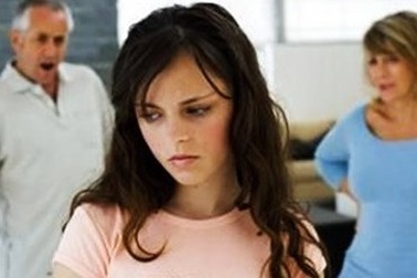 Mẹ chồng biến con dâu thành con rối