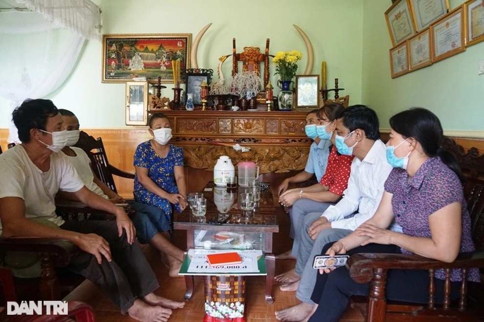 Vợ chồng ung thư xúc động trước sự giúp đỡ của bạn đọc Báo Dân trí - 3 Vợ chồng ung thư xúc động trước sự giúp đỡ của bạn đọc Báo Dân trí - 3