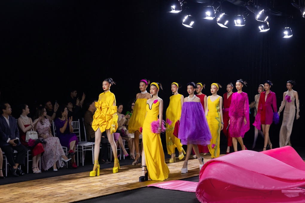 Búp bê sống Bé Quyên diện váy độc lạ, xuất hiện ấn tượng trên sàn catwalk - 4 Búp bê sống Bé Quyên diện váy độc lạ, xuất hiện ấn tượng trên sàn catwalk - 4