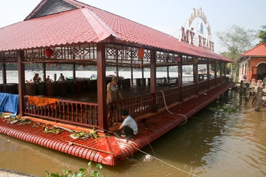 Bắt đầu trục vớt nhà hàng nổi bị chìm