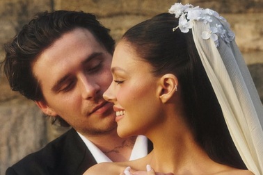 Brooklyn Beckham tổ chức lễ cưới lại, không mời cha mẹ và các em tham dự