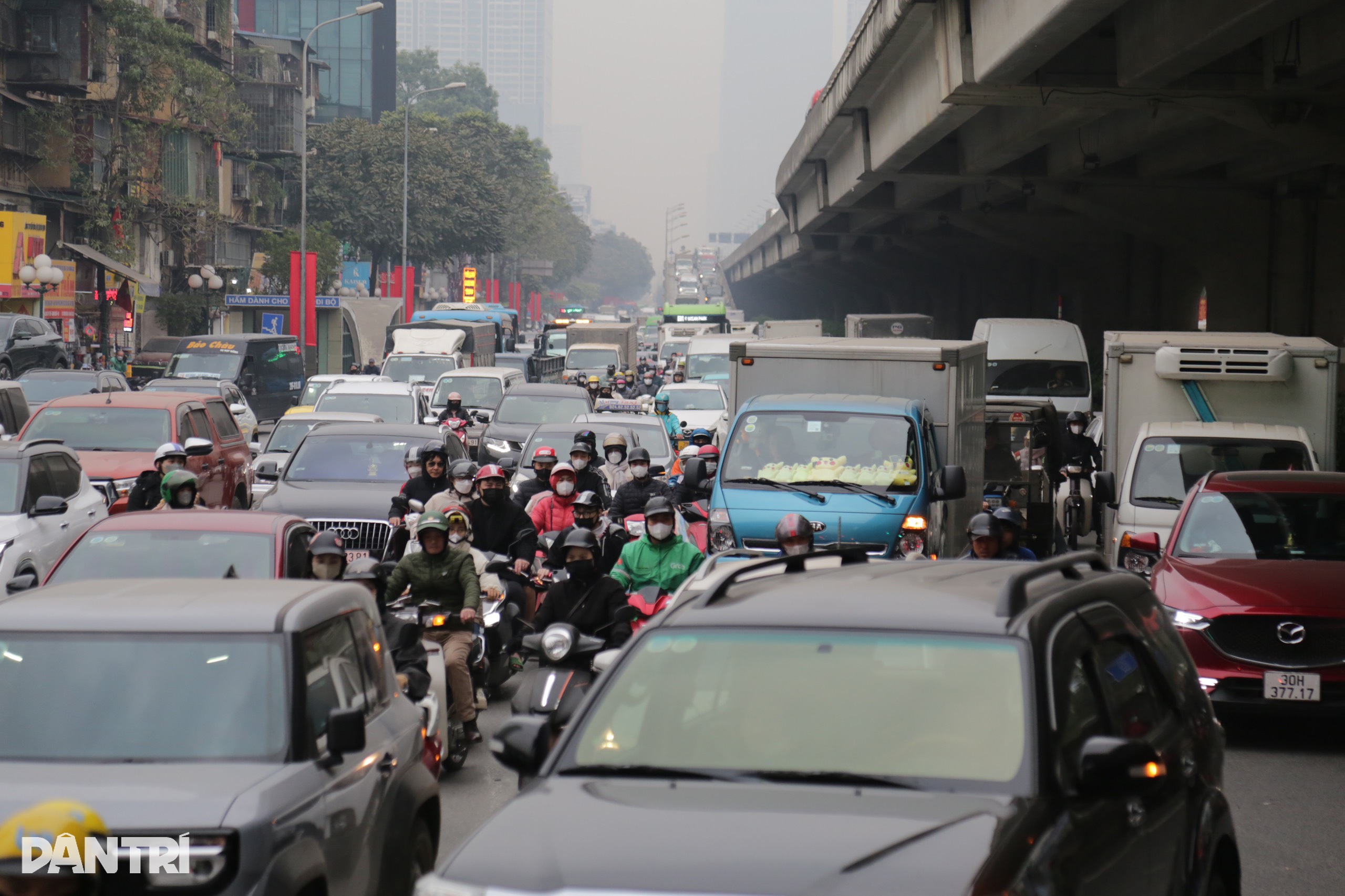 Verkeersstroom bij kruispunt Khuat Duy Tien: file aan alle kanten, nog steeds vertraging op zaterdag - 1 Phân luồng nút giao Khuất Duy Tiến: Ùn tắc các ngả, thứ 7 vẫn đi làm muộn - 1