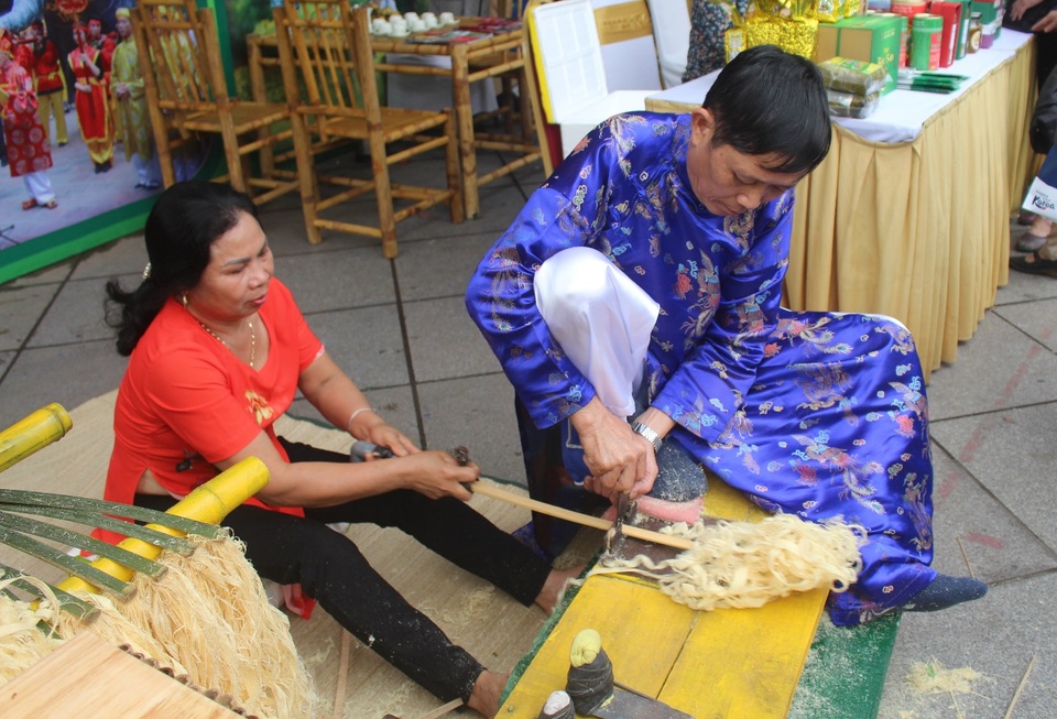 Nghệ nhân kéo thanh tre thành bông hoa ở phố đi bộ Hà Nội - 2 Nghệ nhân kéo thanh tre thành bông hoa ở phố đi bộ Hà Nội - 2