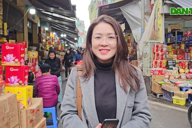 Chợ truyền thống tấp nập người mua bánh kẹo Tết