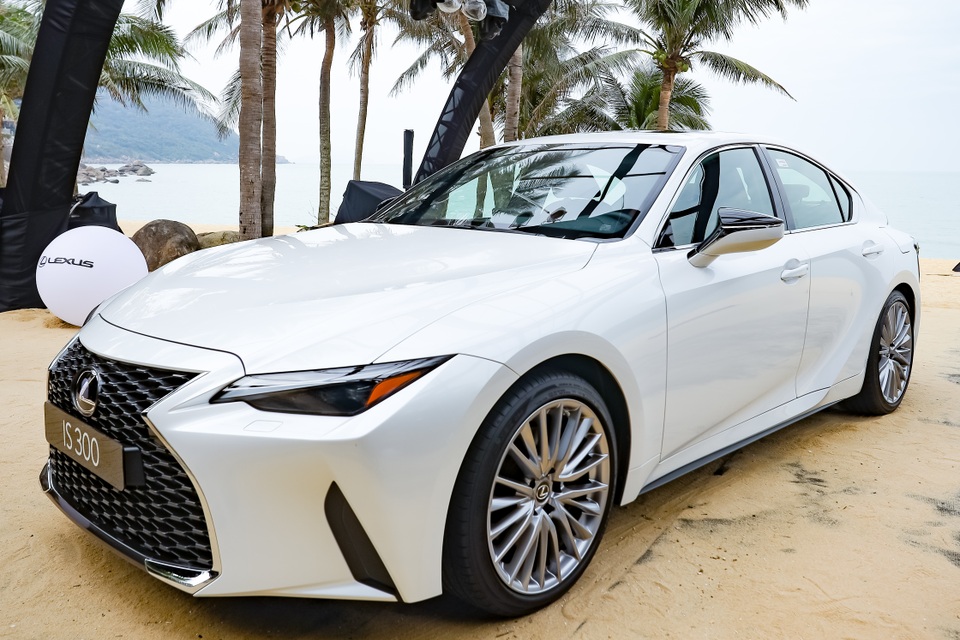 Soi chi tiết mẫu xe IS 300 2021 giá từ 2,13 tỉ đồng vừa được Lexus ra mắt - 2 Soi chi tiết mẫu xe IS 300 2021 giá từ 2,13 tỉ đồng vừa được Lexus ra mắt - 2