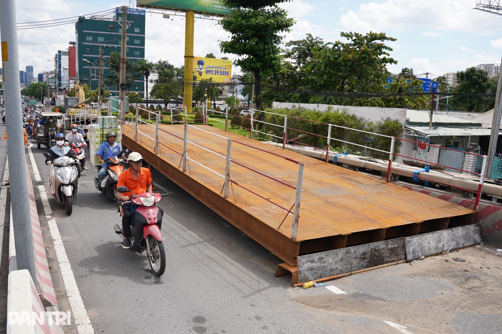 Khối sắt lạ tại dự án nâng tĩnh không cầu Bình Triệu 1 ở TPHCM - 1