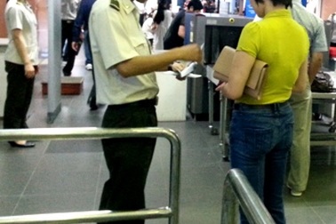 Phát hiện nữ hành khách giả mạo giấy tờ khi đi máy bay