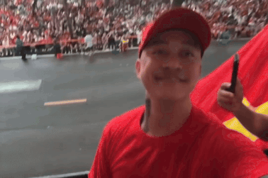 Tuấn Hưng thức trắng đêm, mở cửa nhà phố cổ đón cựu binh vào xem diễu binh