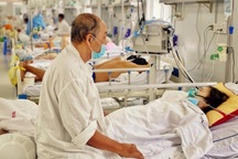 Hình ảnh "ứa nước mắt" chuyển ra từ Trung tâm hồi sức tích cực Covid-19