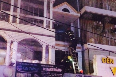 Cảnh sát giải cứu 7 người mắc kẹt trong đám cháy