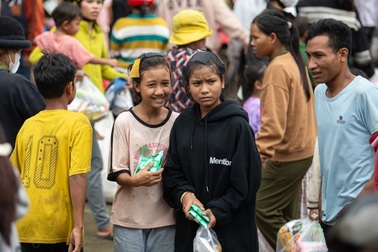 Nghĩa đồng bào sưởi ấm vùng lũ Khánh Hòa sau 5 ngày cô lập