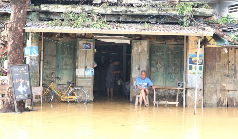 Người dân Hội An khốn đốn với bão số 9 vừa đi thì lũ lớn lại về - 5 Người dân Hội An khốn đốn với bão số 9 vừa đi thì lũ lớn lại về - 5
