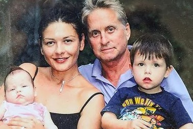 Những cuộc hôn nhân “vàng” chiến thắng được thị phi Hollywood