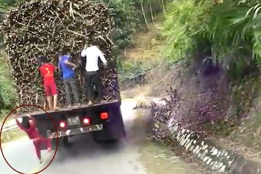 Thót tim cảnh nhóm trẻ đu bám xe tải rút trộm mía