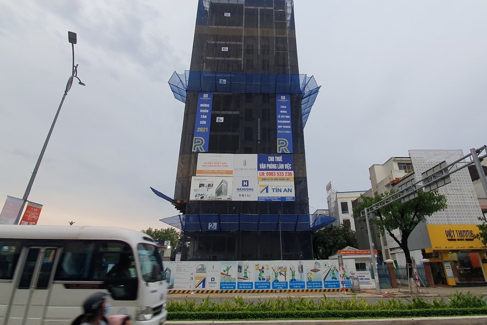 Chủ cao ốc sát sân bay Đà Nẵng bị phạt 150 triệu đồng vì xây dựng sai phép - 1 Chủ cao ốc sát sân bay Đà Nẵng bị phạt 150 triệu đồng vì xây dựng sai phép - 1