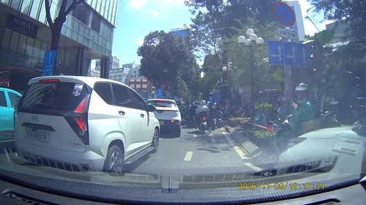 Tài xế taxi nghi nhầm chân ga, tông hàng loạt phương tiện