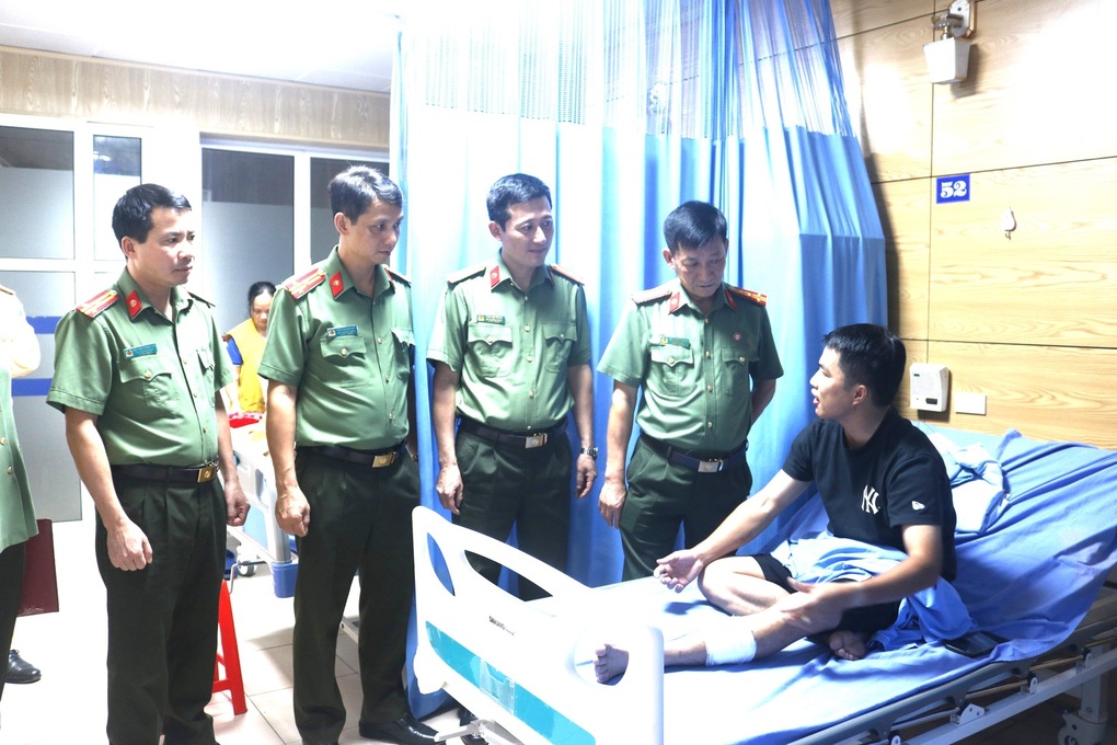 Cán bộ CSGT bị kẻ phê ma túy tông xe thẳng vào người - 1 Cán bộ CSGT bị kẻ phê ma túy tông xe thẳng vào người - 1