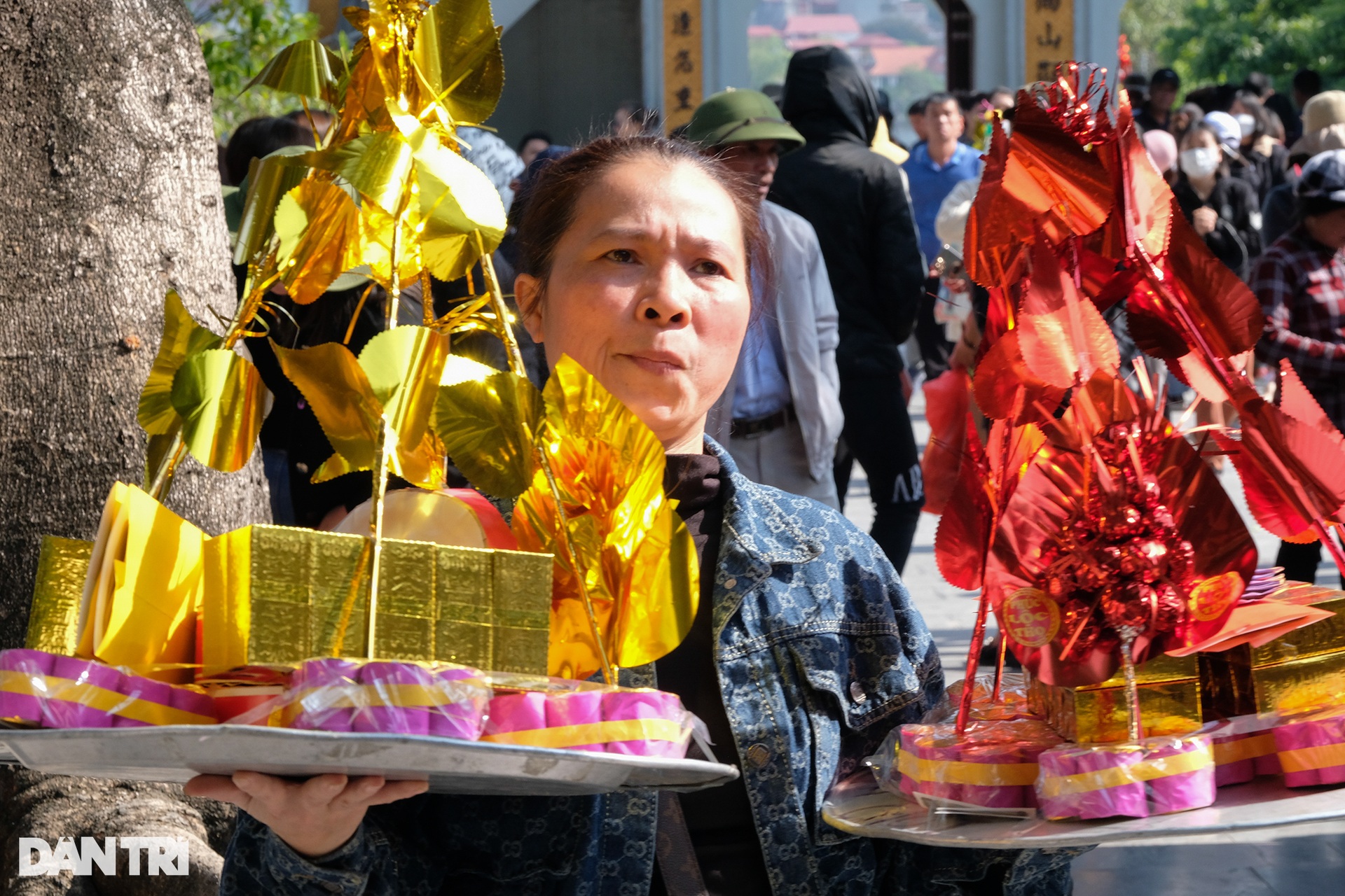 Nườm nượp người dâng vàng xin lộc, vay tiền Bà Chúa Kho đầu năm - 4 Nườm nượp người dâng vàng xin lộc, vay tiền Bà Chúa Kho đầu năm - 4