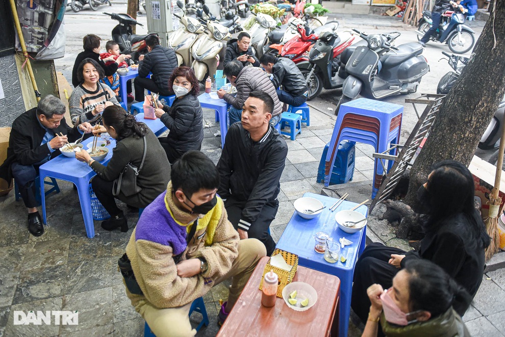 Phở gánh Hàng Chiếu bán ban ngày, khách tiếc nuối biểu tượng ăn đêm Hà Nội - 6 Phở gánh Hàng Chiếu bán ban ngày, khách tiếc nuối biểu tượng ăn đêm Hà Nội - 6