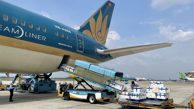 Đây là lần đầu tiên Vietnam Airlines bố trí riêng một siêu máy bay Boeing 787-9 chỉ để chở vải thiều tới tay người tiêu dùng.