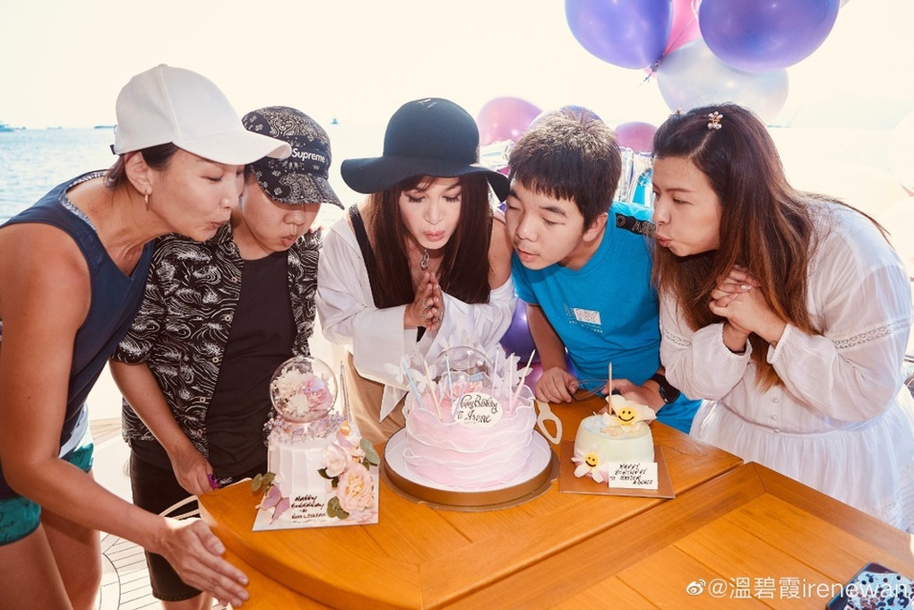 Phan Kim Liên đẹp nhất màn ảnh diện áo tắm, khoe eo thon đón tuổi 56 - 12 Phan Kim Liên đẹp nhất màn ảnh diện áo tắm, khoe eo thon đón tuổi 56 - 12