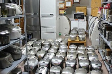 Giám đốc ngân hàng nhà toàn dùng đồ second-hand đổ bãi