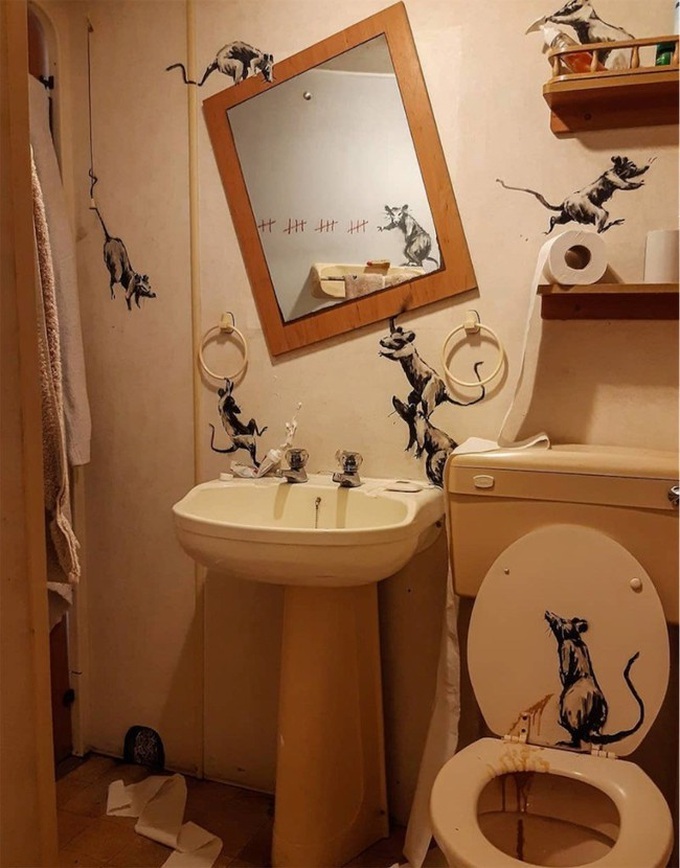 Hoạ sĩ làm việc tại nhà khiến vợ có một phen hốt hoảng vì tác phẩm nghệ thuật của mình trong nhà vệ sinh - Ảnh 2. Hoạ sĩ làm việc tại nhà khiến vợ có một phen hốt hoảng vì tác phẩm nghệ thuật của mình trong nhà vệ sinh - Ảnh 2.