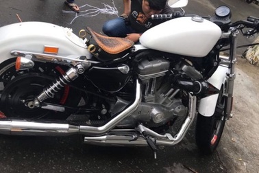 Phát hiện xe mô tô khủng nghi vấn xe gian trên tàu hỏa