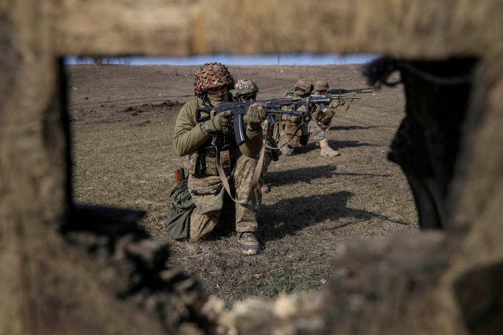 Pháo đài miền Đông bên bờ vực thất thủ, Ukraine căng mình giữ phòng tuyến - 1