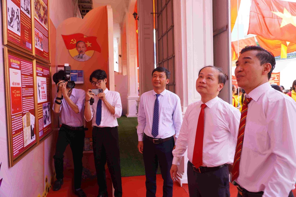 Hàng trăm lá cờ Tổ quốc đặc biệt tung bay trong trường học - 3 Hàng trăm lá cờ Tổ quốc đặc biệt tung bay trong trường học - 3