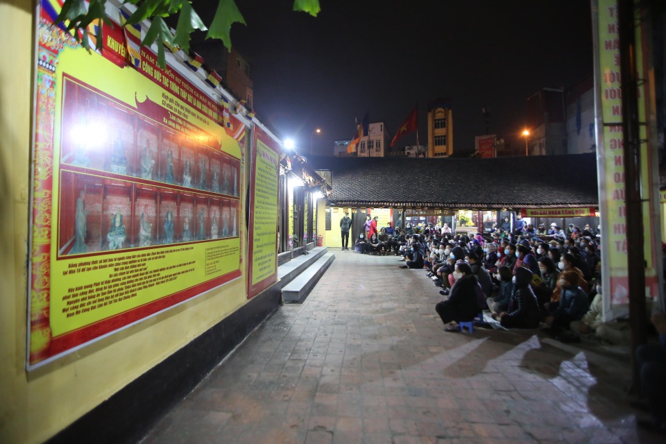 Cảnh tượng chưa từng có: Hàng nghìn người Hà Nội đeo khẩu trang làm lễ cầu an đầu năm - 1 Cảnh tượng chưa từng có: Hàng nghìn người Hà Nội đeo khẩu trang làm lễ cầu an đầu năm - 1