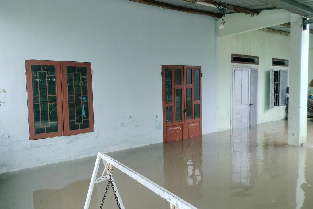 Mưa trắng trời, người dân liều mình băng qua dòng nước chảy xiết - 4 Mưa trắng trời, người dân liều mình băng qua dòng nước chảy xiết - 4
