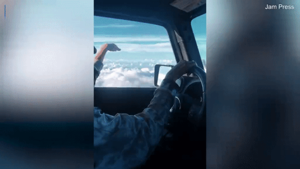 Chiếc ô tô bay lơ lửng giữa tầng mây thu hút hơn 7 triệu lượt xem - 1 Chiếc ô tô bay lơ lửng giữa tầng mây thu hút hơn 7 triệu lượt xem - 1