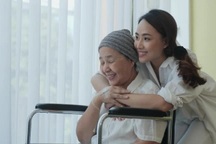 Nhìn thấy thứ bên trong túi vải mẹ chồng đưa, tôi khóc nấc vì hối hận