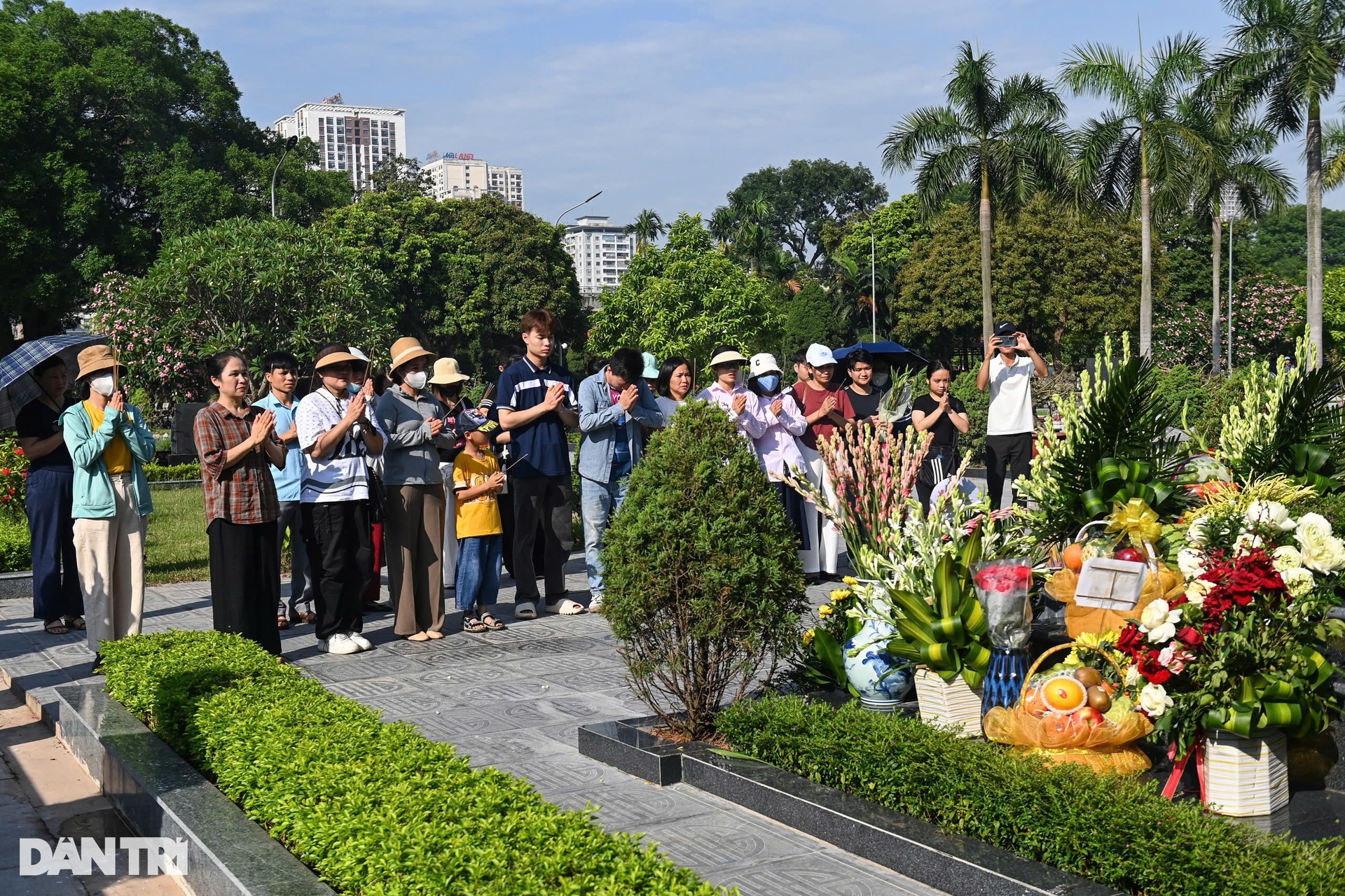 Đông đảo người dân tưởng nhớ 1 năm ngày mất cố Tổng Bí thư Nguyễn Phú Trọng - 14