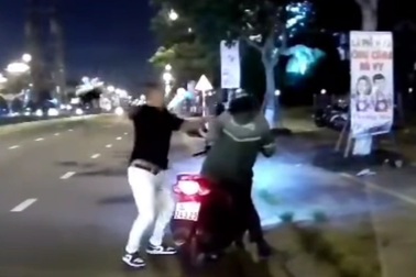 Làm rõ clip tài xế xe ôm bị khách dùng mũ bảo hiểm đánh tới tấp