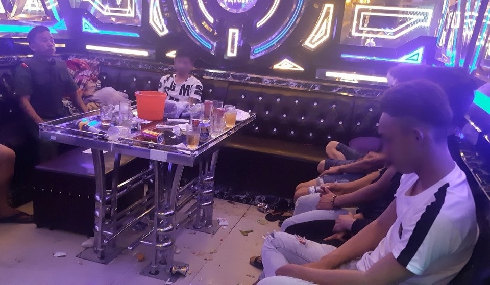 Phát hiện 34 nam nữ phê ma túy trong quán karaoke.jpeg Phát hiện 34 nam nữ phê ma túy trong quán karaoke.jpeg